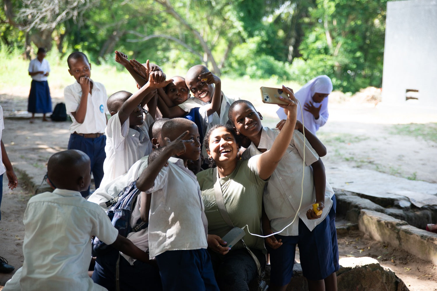 Ilaisa taking a selfie with Tanzanian school children after two-week Codarts music workshop